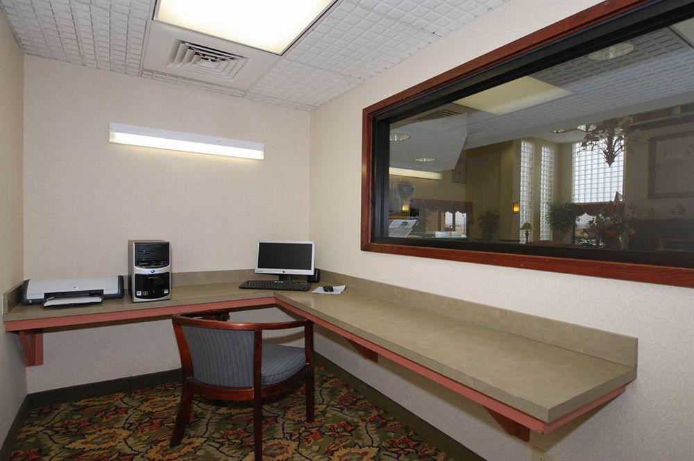Red Roof Inn & Suites Newnan Dış mekan fotoğraf