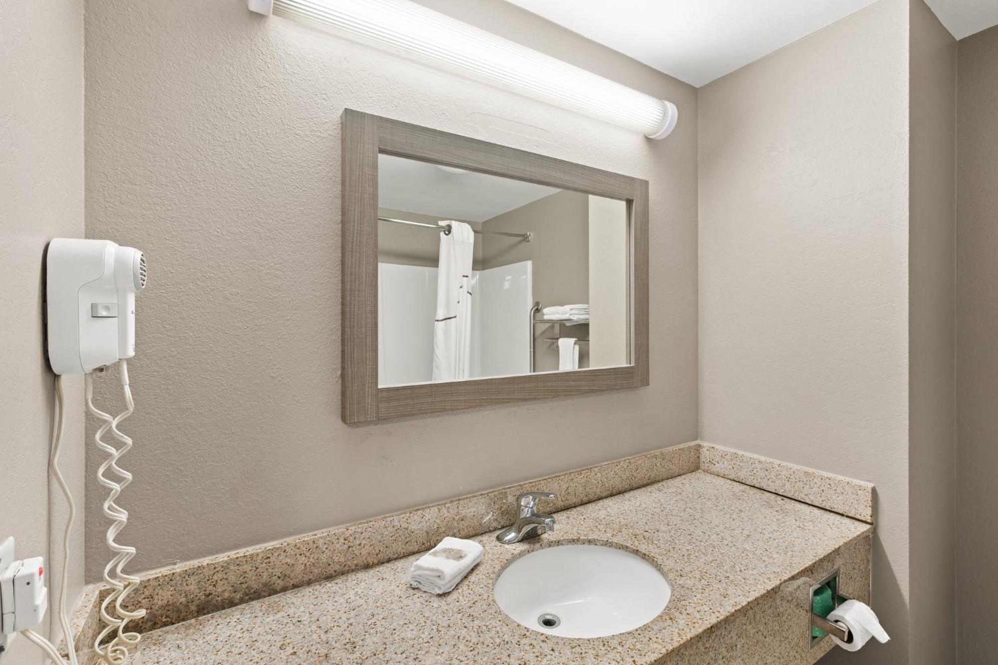 Red Roof Inn & Suites Newnan Dış mekan fotoğraf